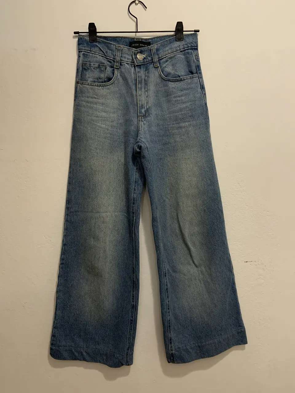 Jeans rectos de denim azul claro, tiro alto y corte amplio. Un clásico atemporal para un look casual y cómodo.