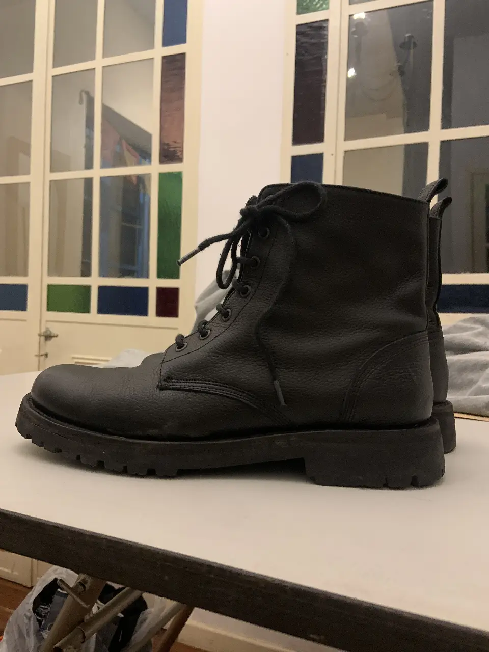 Borcegos de cuero negro, con cordones y cierre lateral. Suela de goma.