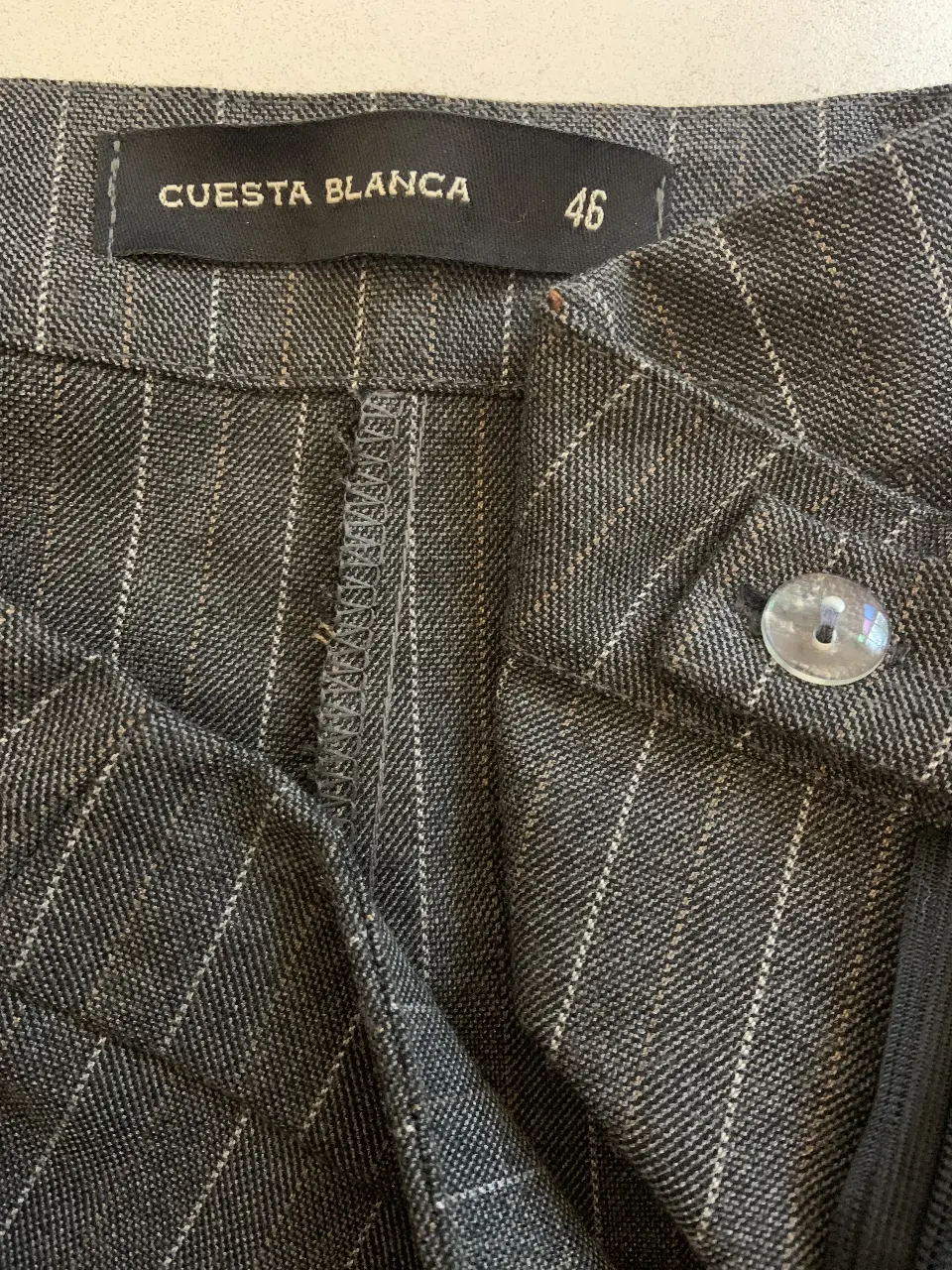 Pantalón sastrero de mujer, color gris con rayas blancas. Talle 46. Marca Cuesta Blanca. Ideal para un look formal o de trabajo.