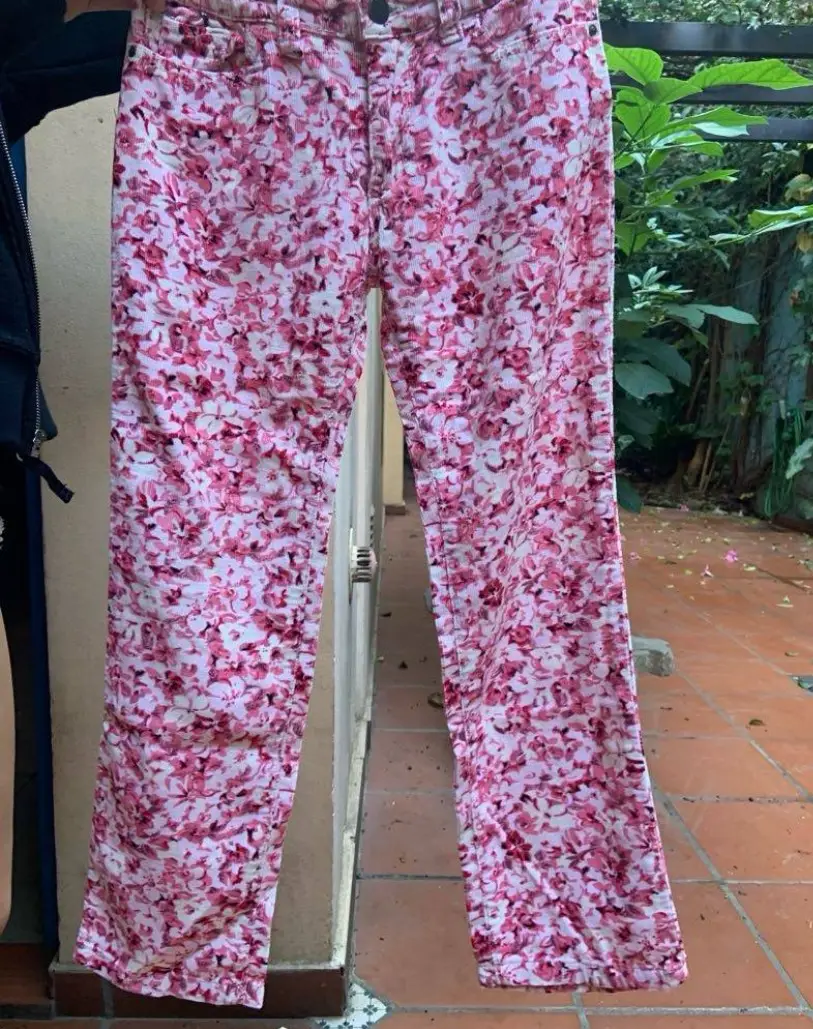 Pantalón de corderoy recto con estampado floral en tonos rosas y blancos. Ideal para un look casual y fresco.