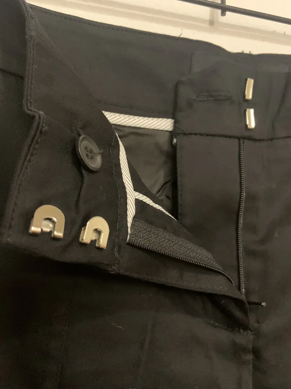 Pantalón Portsaid sastrero negro, con cierre y botón. Bolsillos delanteros. Ideal para un look formal o de trabajo.