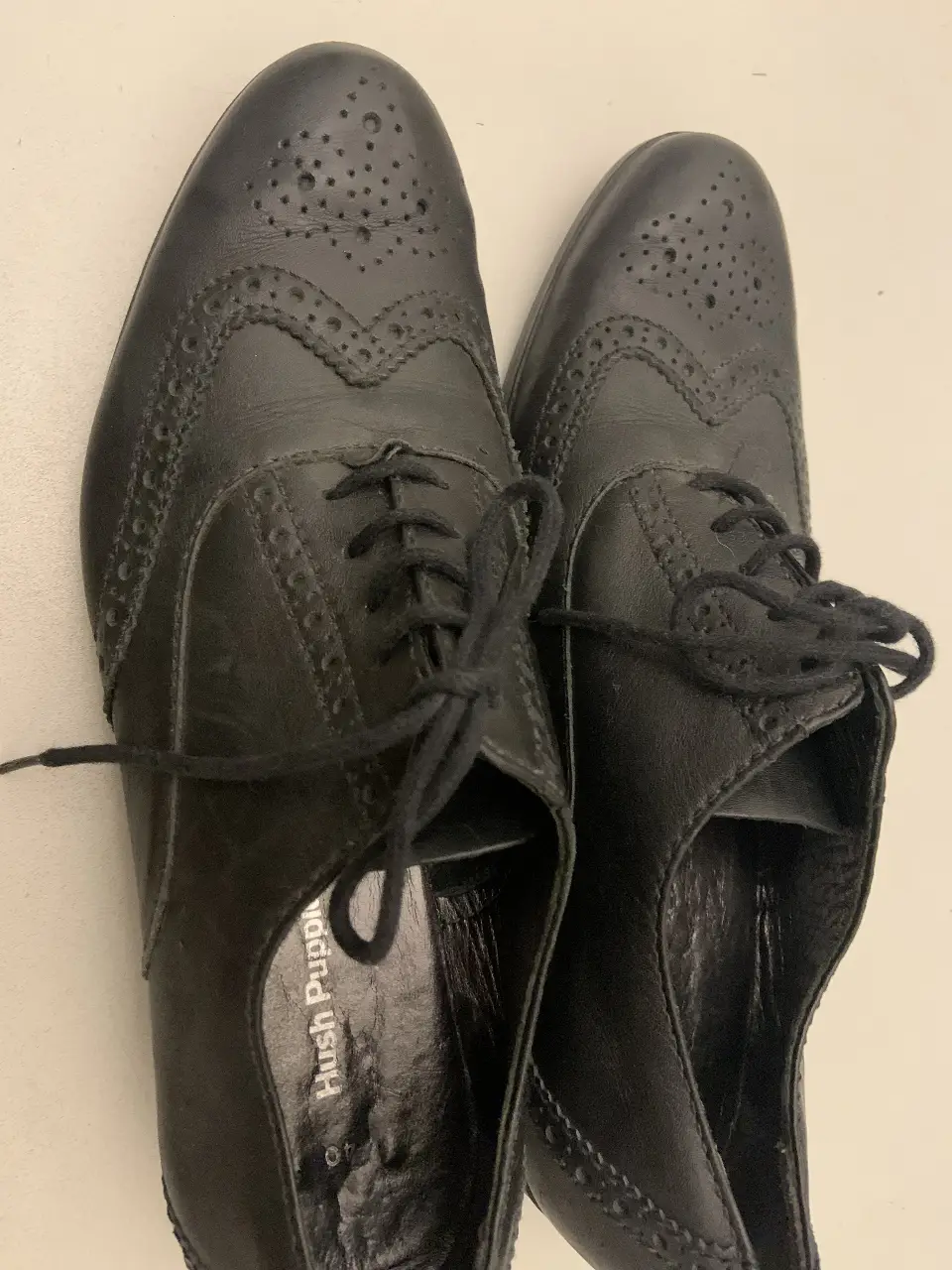 Zapatos de vestir Hush Puppies negros para mujer u hombre, estilo Oxford, con detalles de perforaciones y cordones. Talle 40.