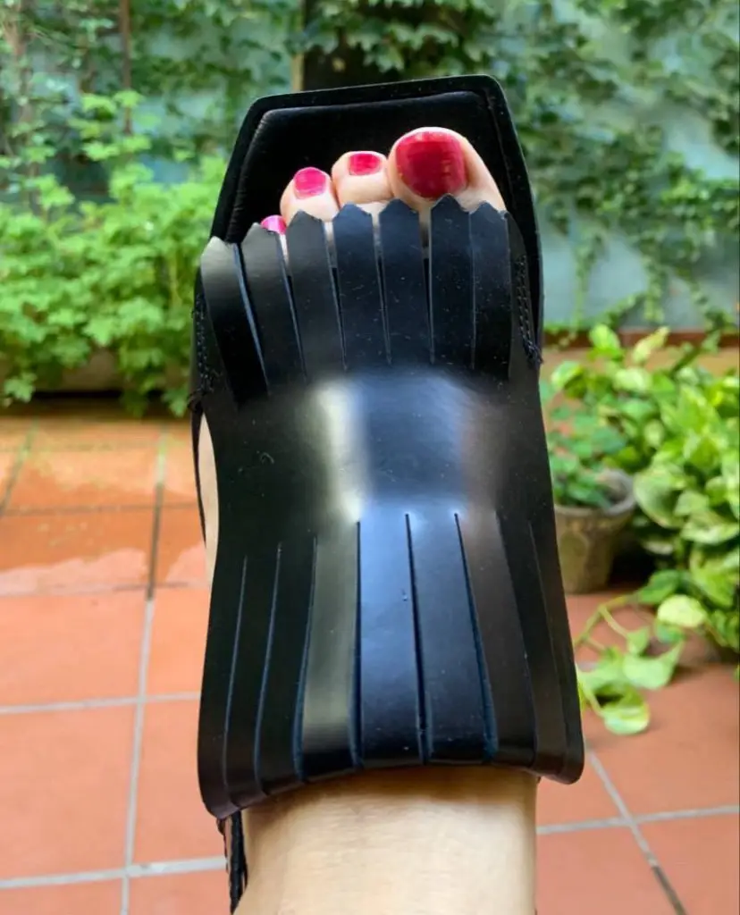 Sandalias negras con diseño de flecos en la parte delantera. Plataforma con hebilla dorada y detalles de la marca. Ideales para un look moderno y sofisticado.