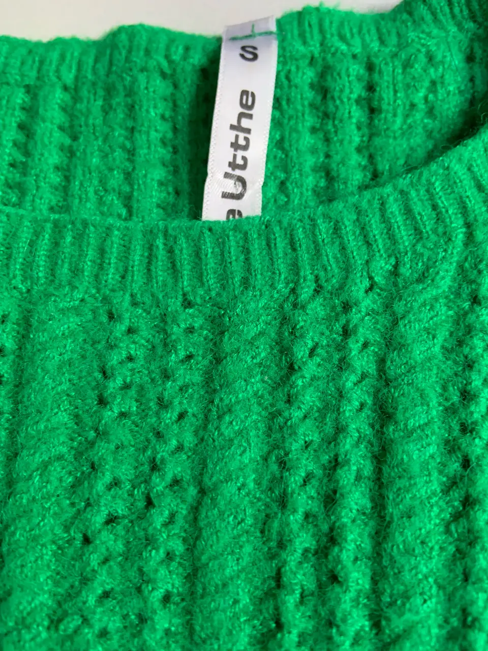 Sweater  elastizado de punto, color verde vibrante. Ideal para un look casual y cómodo. Confeccionado en una mezcla de materiales que garantizan suavidad y durabilidad. Perfecto para usar en cualquier ocasión.