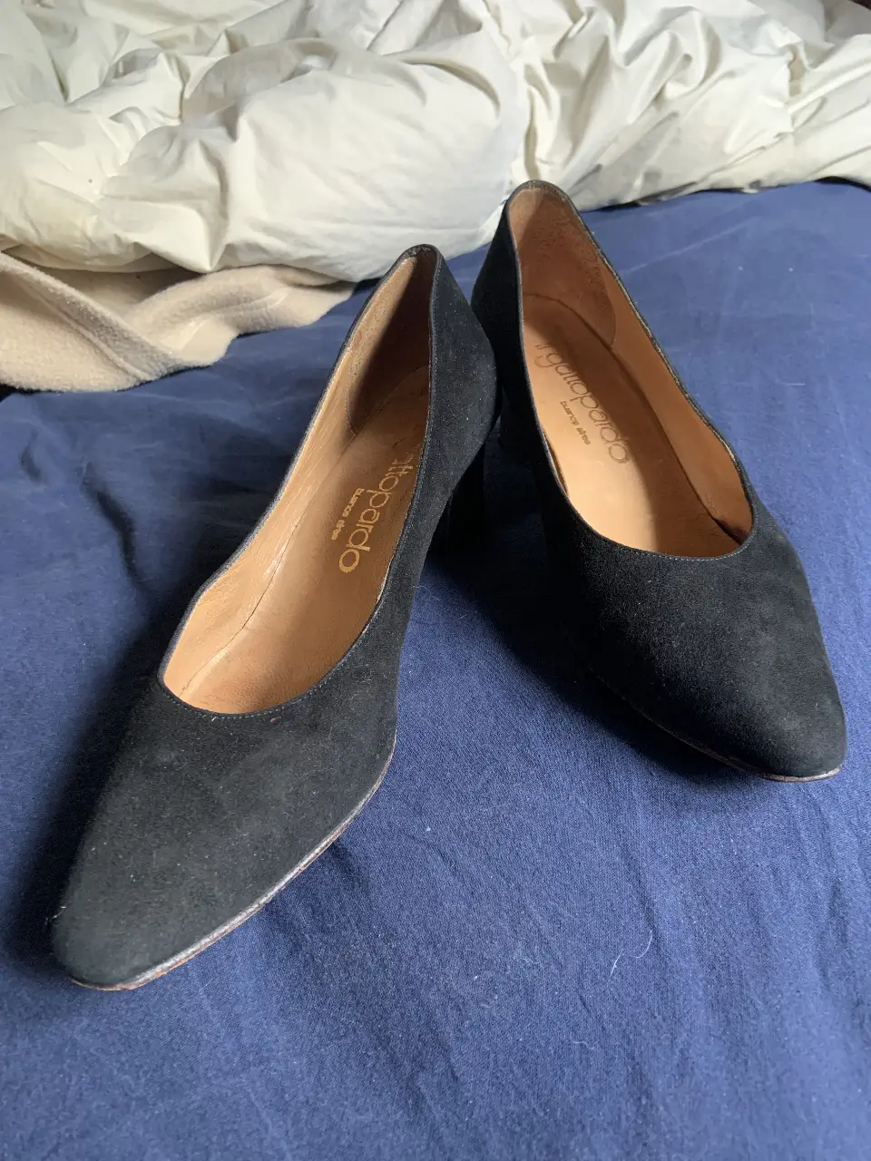 Zapatos de taco alto de gamuza negra de la marca Gattopardo. Ideales para una ocasión formal o para darle un toque elegante a tu look.