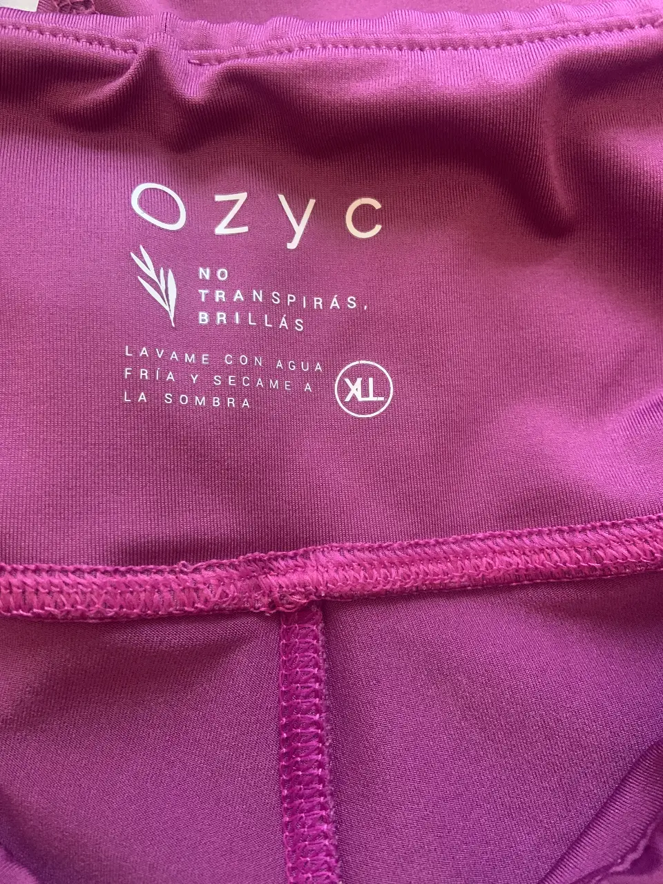 Short deportivo de mujer, color violeta, con cintura alta y logo de la marca. Ideal para entrenamientos y actividades físicas.