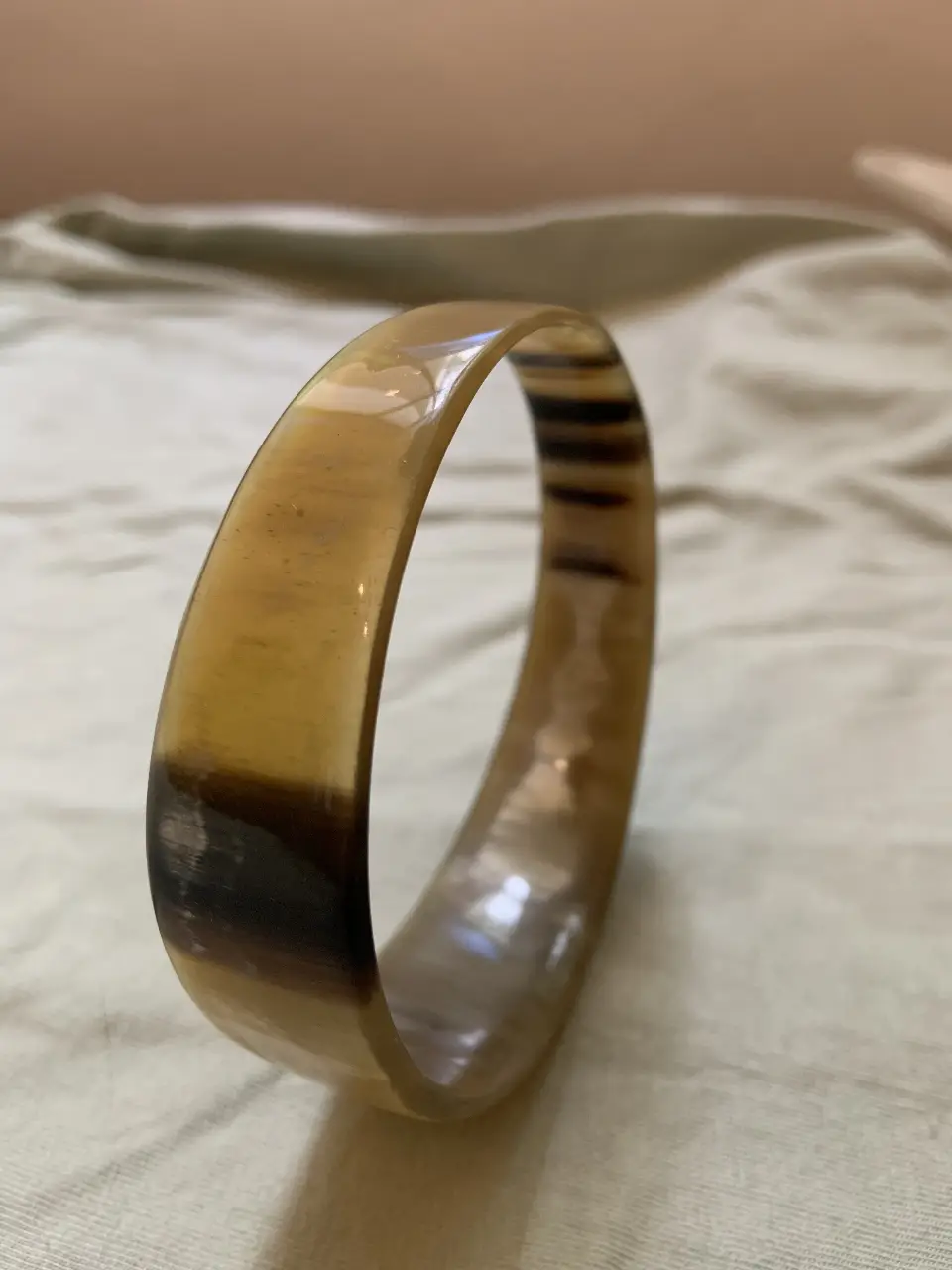 Pulsera de diseño artesanal, con un patrón de color marrón y detalles oscuros. Ideal para complementar cualquier look casual o elegante. 