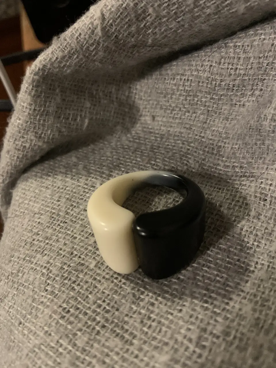 Anillo bicolor blanco y negro, diseño moderno y minimalista. Resina. Diámetro interior 2 cm