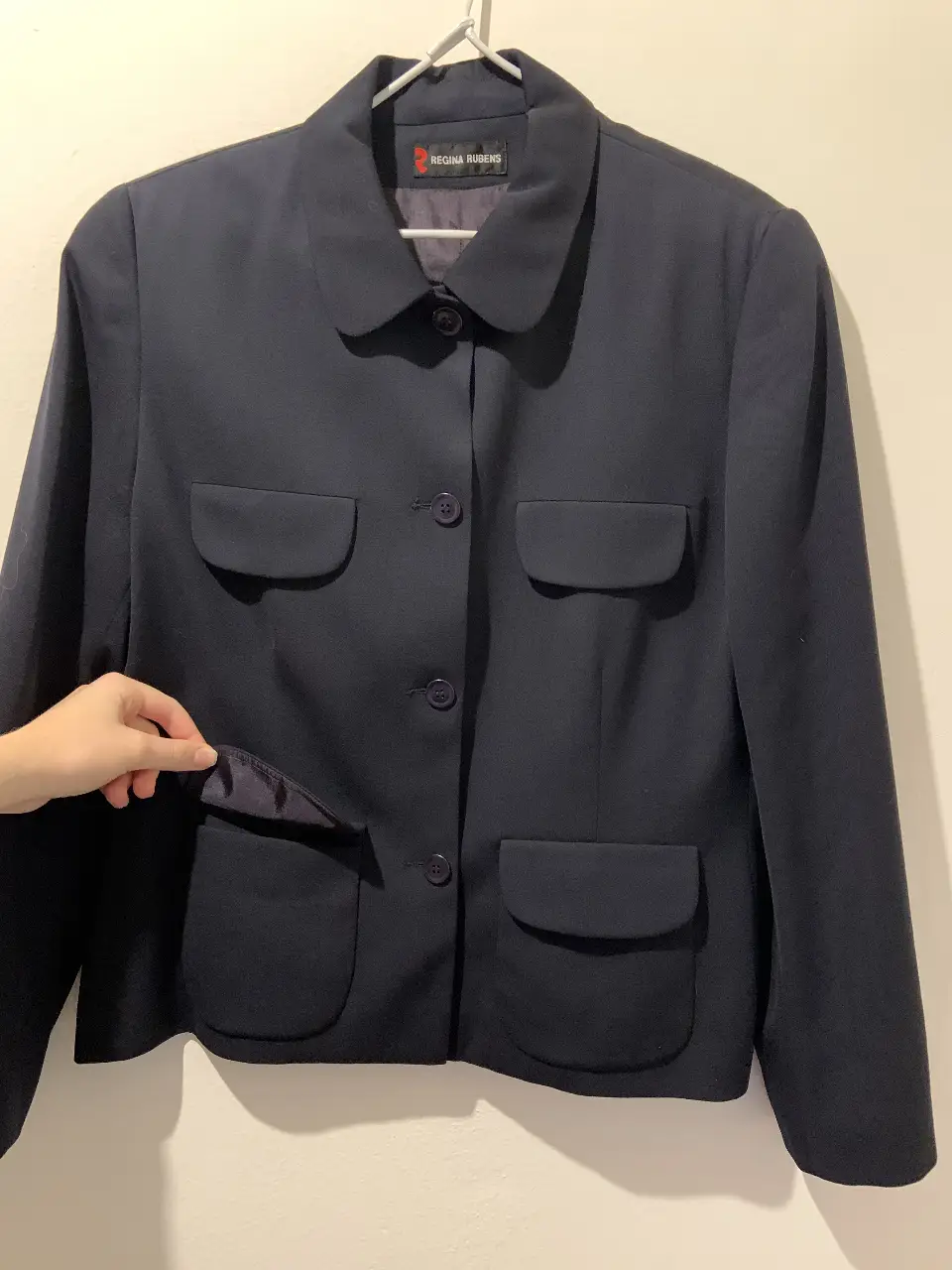 Blazer de mujer azul marino, con dos bolsillos delanteros y dos superiores. Ideal para un look formal o de trabajo. Marca Regina Rubens.