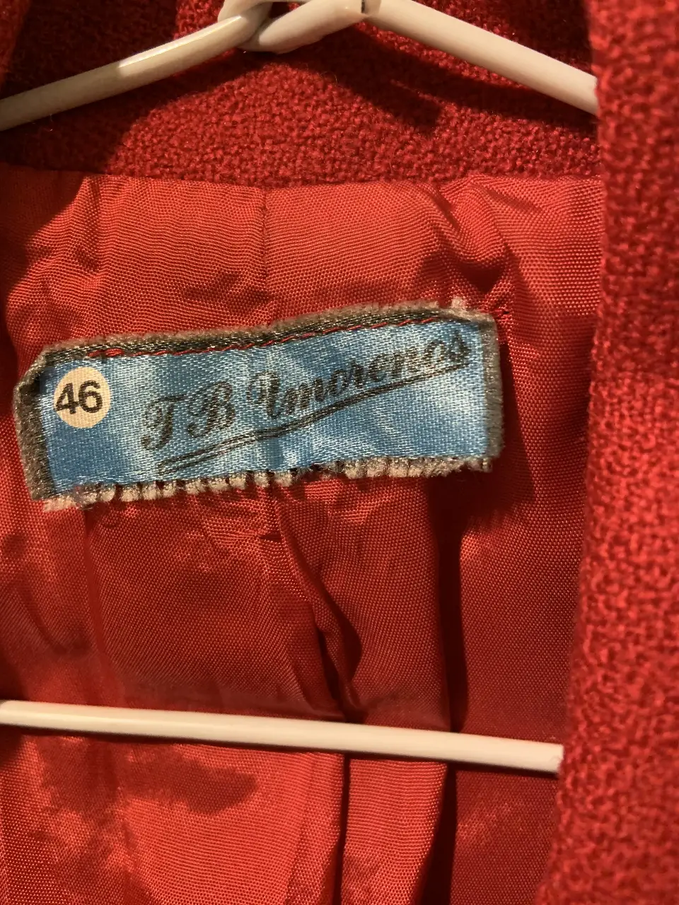 Blazer rojo de mujer, con dos bolsillos frontales y tres botones. Ideal para un look elegante y sofisticado.