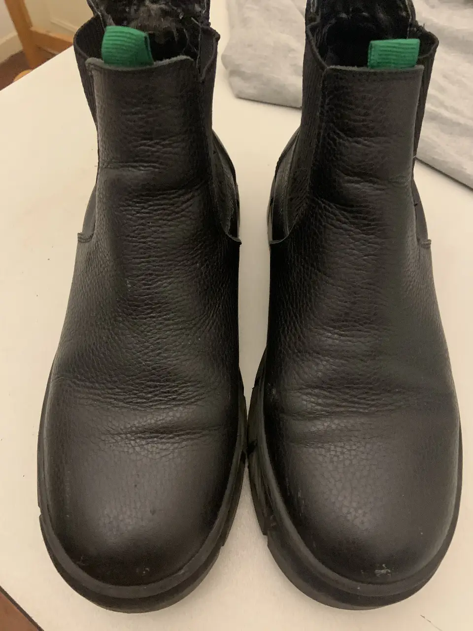 Botines negros de cuero con suela gruesa, ideales para un look urbano y moderno. Perfectos para combinar con jeans o pantalones.