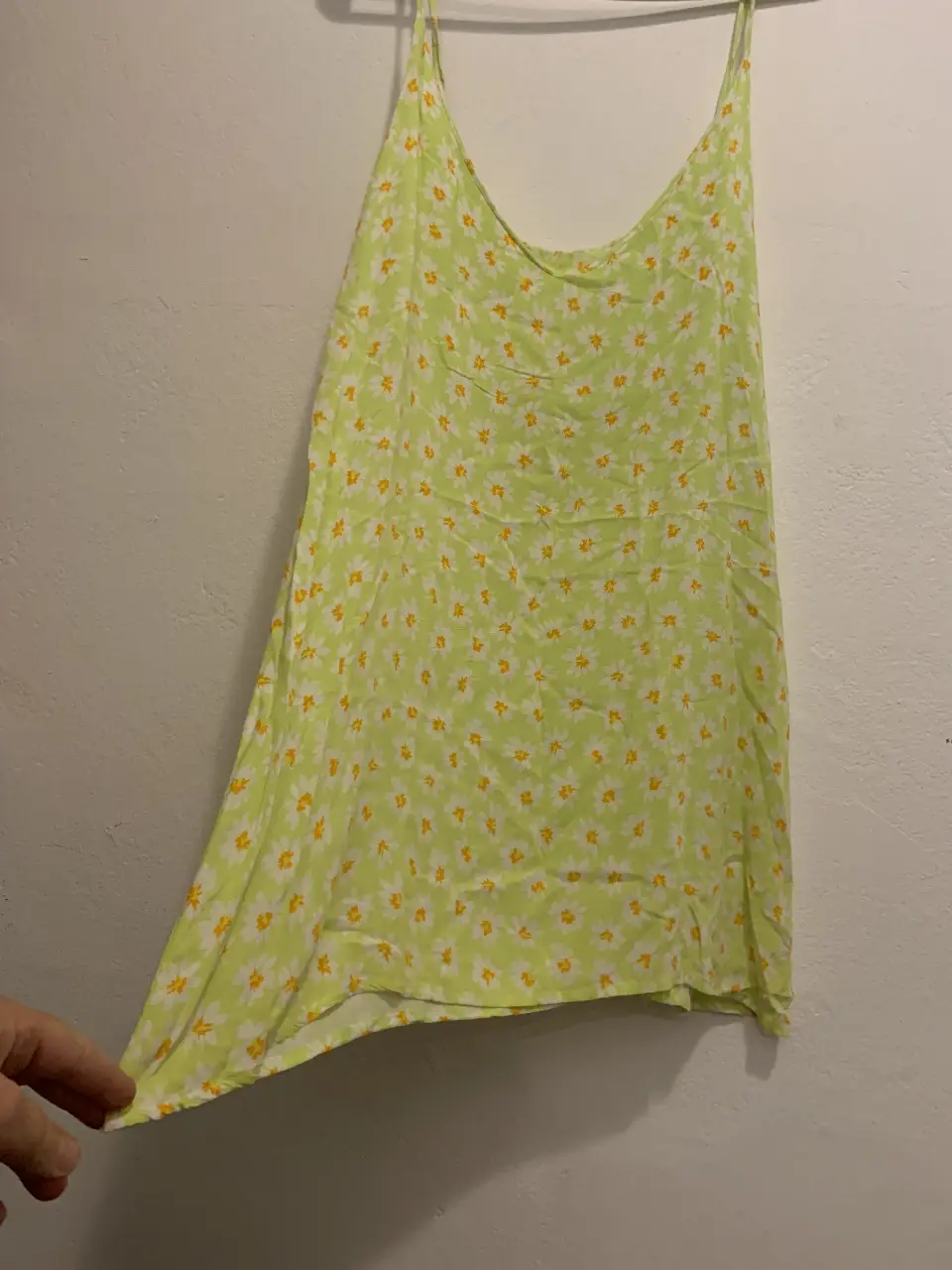 Vestido mini de verano con estampado floral en tonos verde y blanco. Ideal para un look fresco y casual.