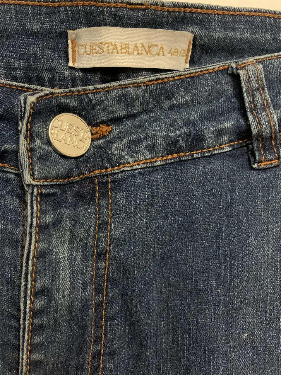 Jeans rectos de mujer color azul oscuro, con etiqueta de la marca Cuesta Blanca. Talle 48/3. elastizado 
