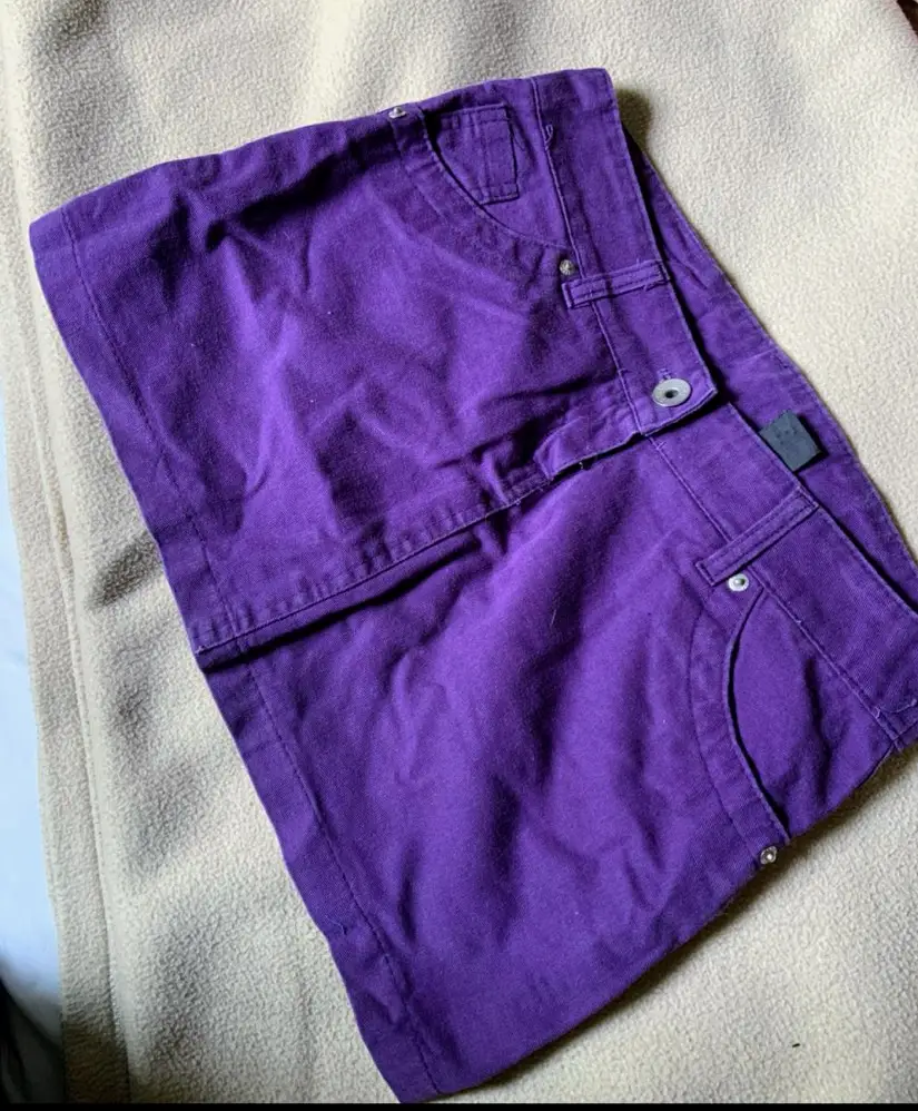 Pollera mini de color violeta, ideal para un look casual y moderno. Confeccionado en un tejido resistente y cómodo, ofrece un ajuste perfecto y un estilo versátil para cualquier ocasión.