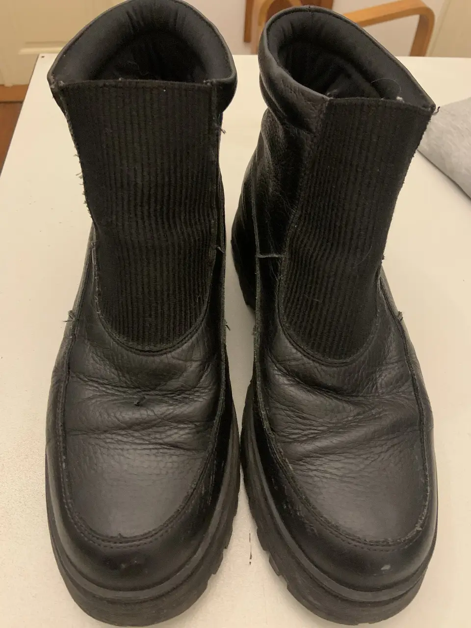 Botas negras de cuero con caña baja y suela gruesa. Ideales para un look urbano y moderno. Marca VIAMO.