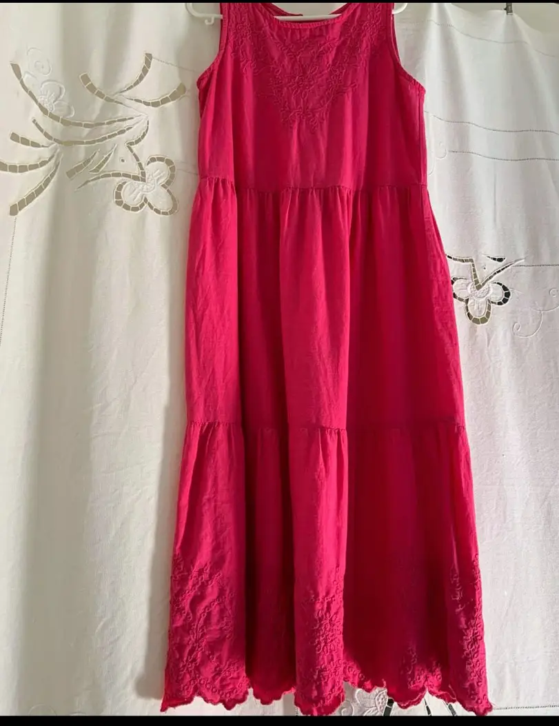 Vestido  rosa de niña, de la marca GAP KIDS. Con bordados en el pecho y en el borde inferior. Forrado Talle M (8). Ideal para el verano.