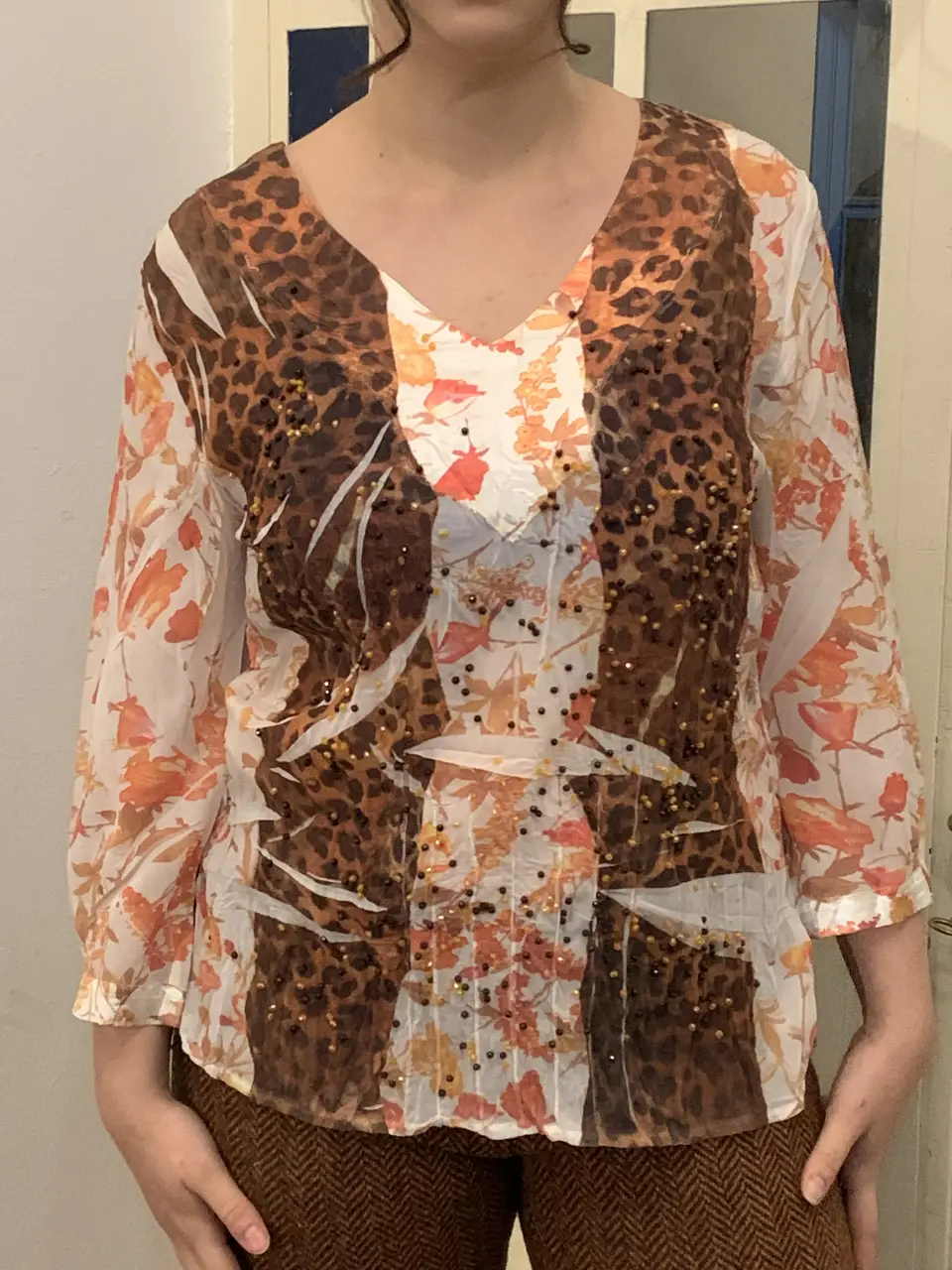 Blusa estampada con diseño de leopardo y flores, ideal para un look sofisticado y con estilo. Confeccionada con materiales livianos y detalles de pedrería.