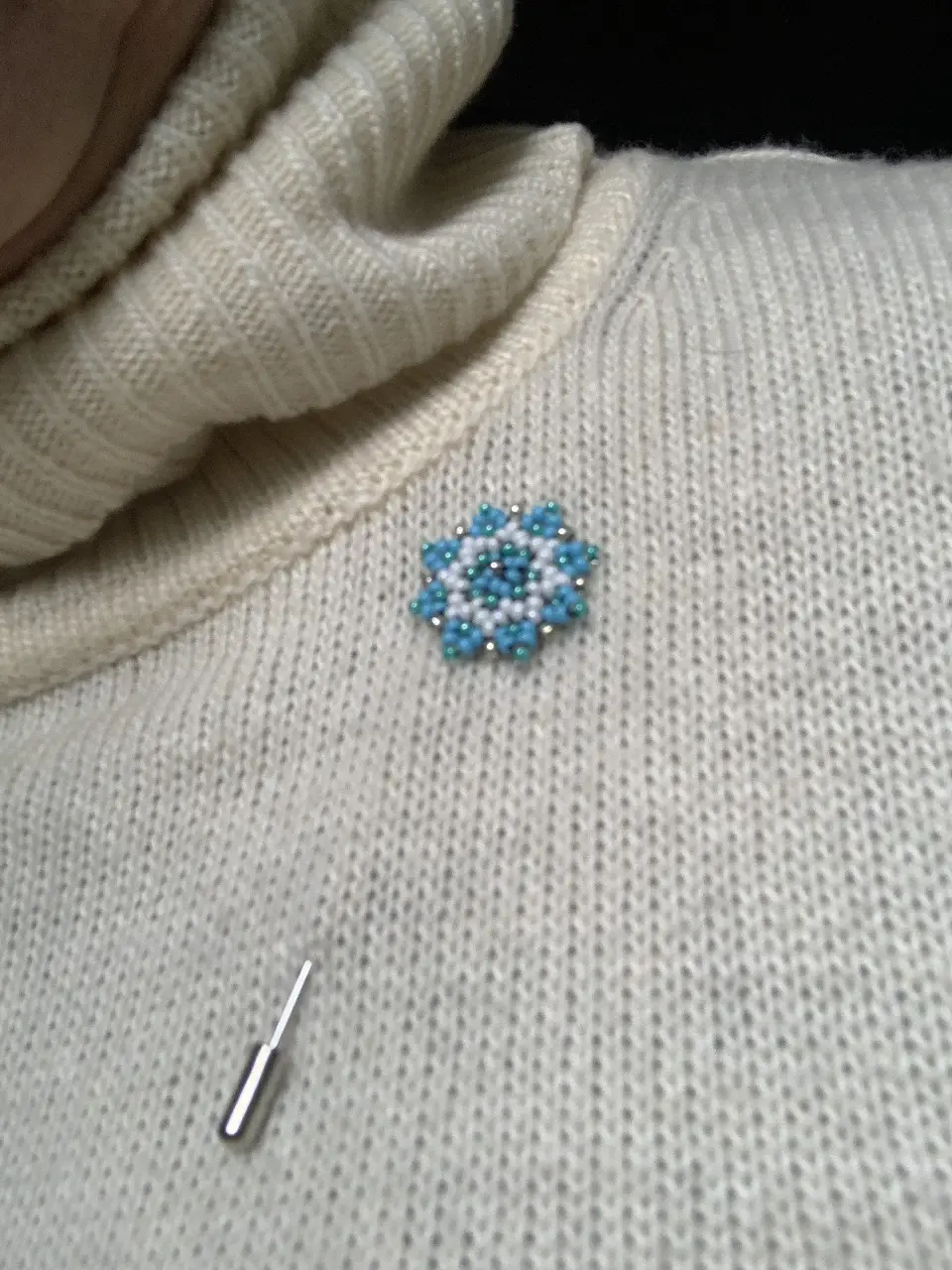 Hermoso broche artesanal  escarapela celeste y blanco. Ideal para darle un toque único y original a tu sweater o abrigo. Perfecto para un look casual y con estilo. Hechas a mano con mostacillas de vidrio calibrado. 