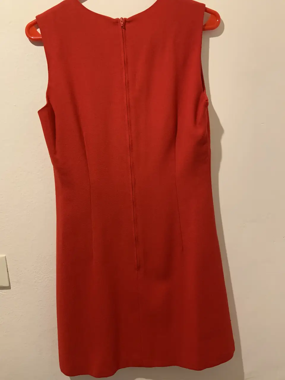 Vestido rojo, sin mangas, con cierre en la espalda. Ideal para una salida o evento formal.