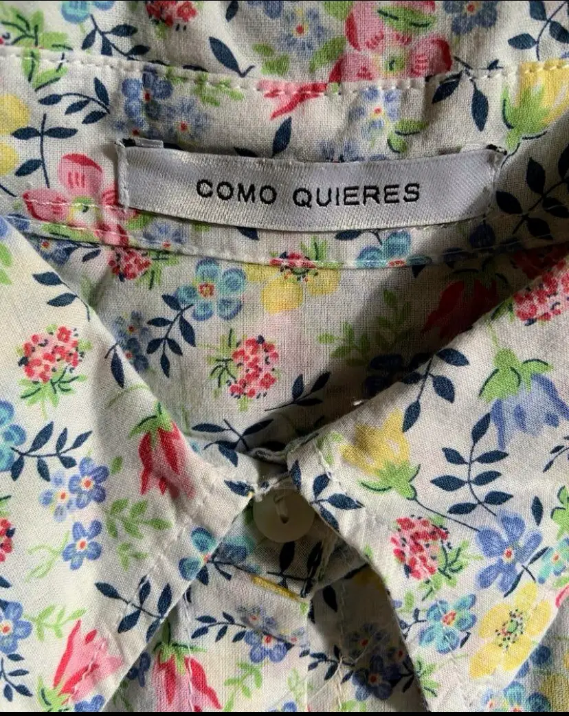 Camisa estampada con flores, de algodón, con cuello y botones. Ideal para un look casual y fresco.