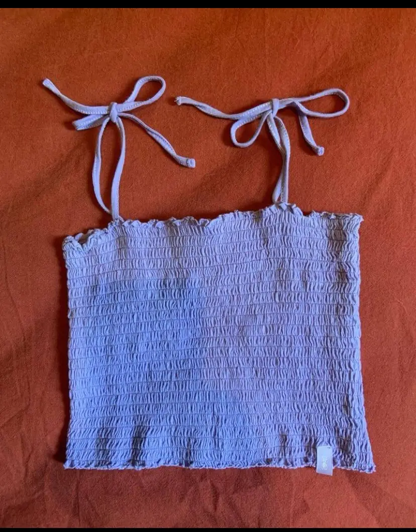Top tejido de algodón color lila con breteles finos  Ideal para un look fresco y casual.