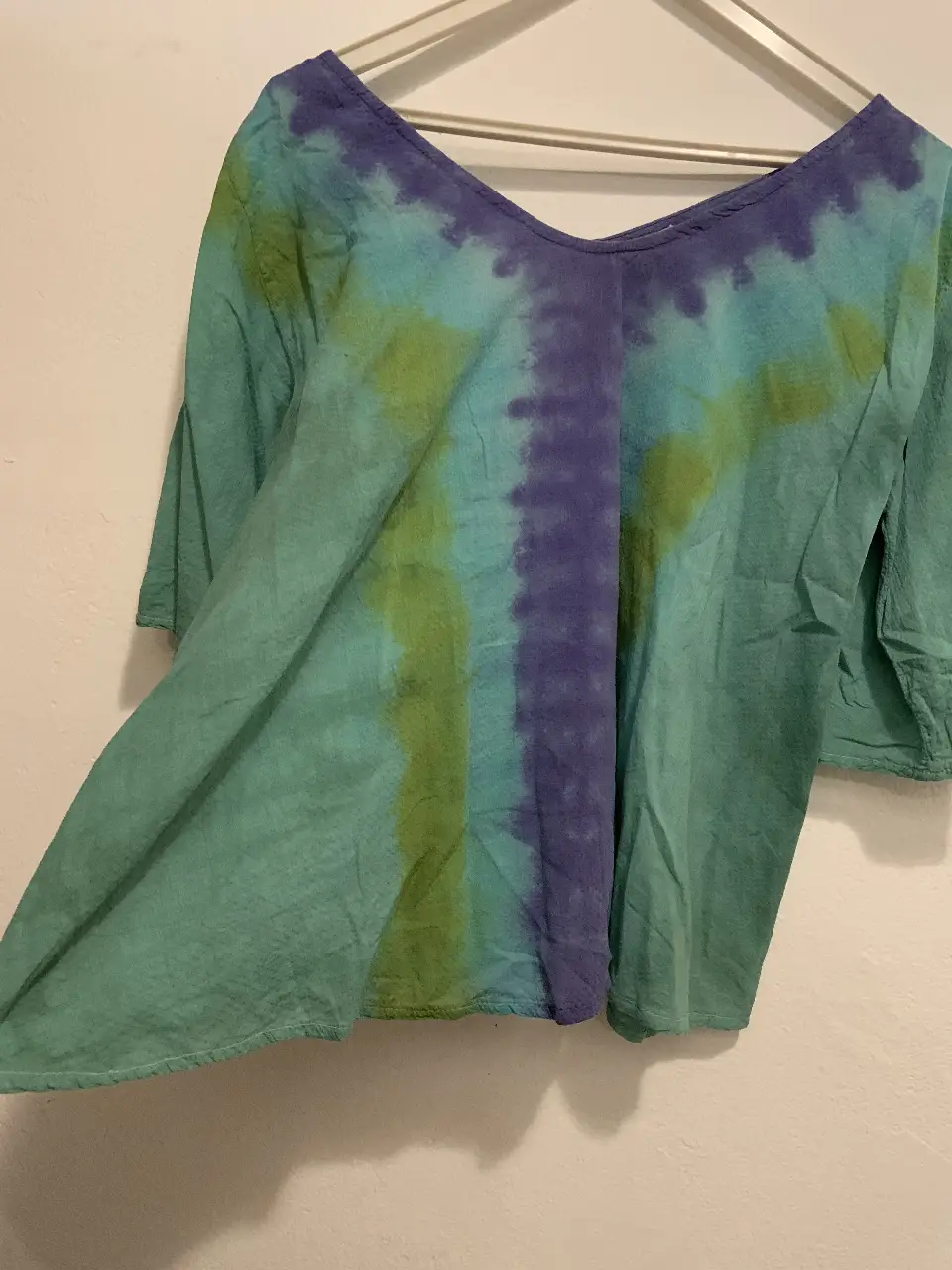 Blusa de manga 3/4 con diseño tie-dye en tonos verde y violeta. Ideal para un look bohemio y casual.
