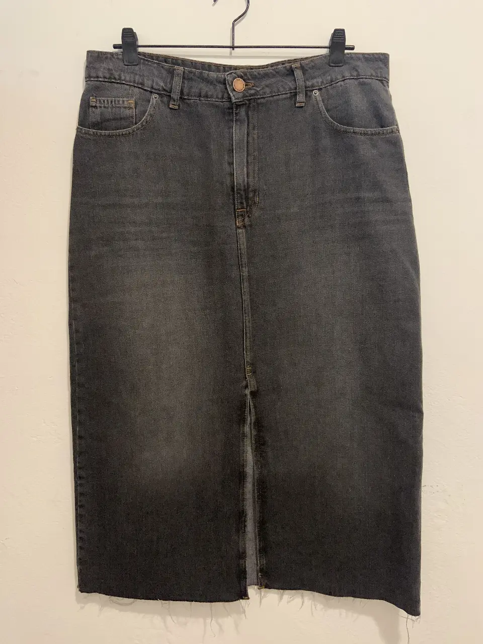 Pollera de jean gris con abertura frontal. Ideal para un look casual y moderno. Talle L