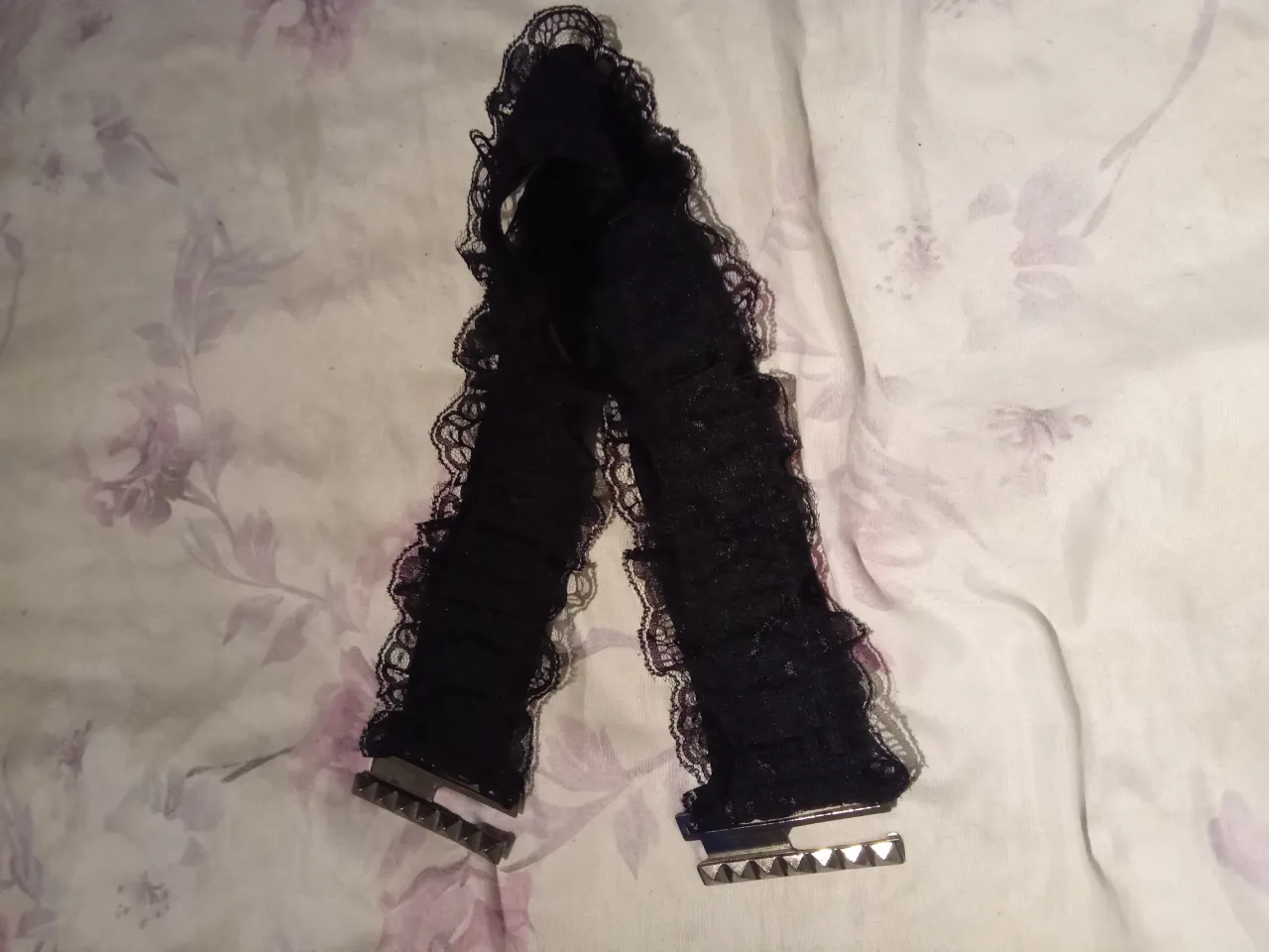 Cinturón negro, perfecto para darle un toque gótico o alternativo a tu outfit. Tiene detalles de tachas plateadas en los extremos que le dan un toque rebelde. Ideales para complementar tus looks de fiesta o para el día a día si buscas algo diferente.