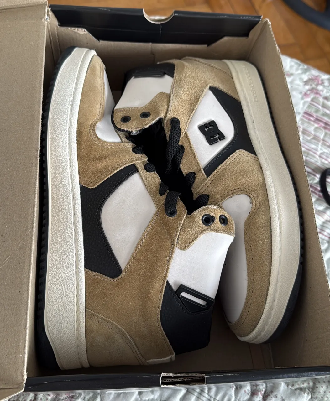 Zapatillas de caña alta color suela y blanco, con detalles en negro. Ideales para un look urbano y canchero.