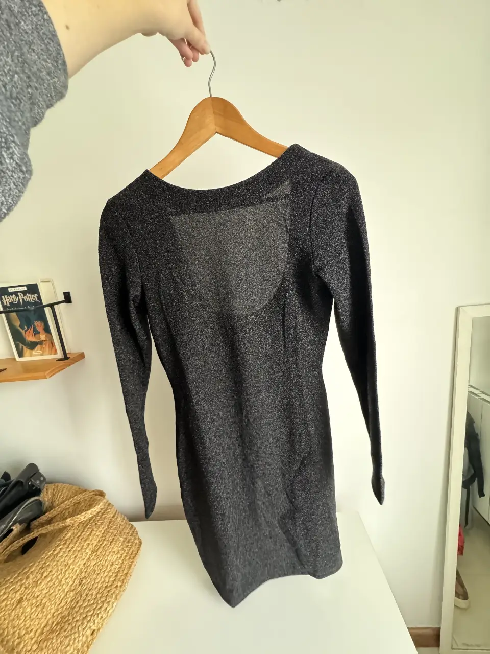 Vestido mini de fiesta, color negro con brillos, tela tipo lurex,  manga larga y espalda descubierta.