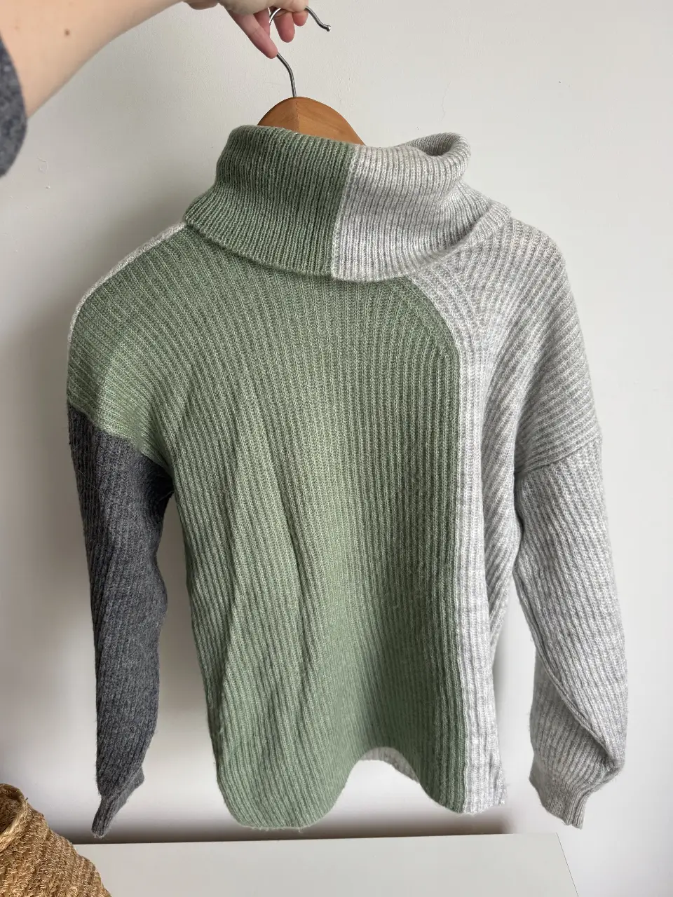 Sweater de cuello alto con diseño bicolor en tonos gris y verde. Ideal para un look casual y abrigado.
