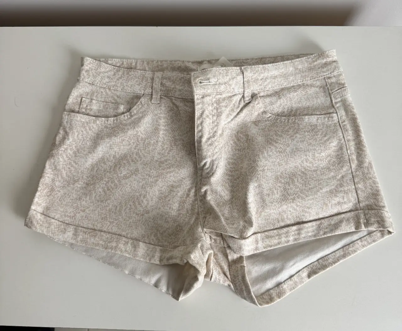 Short  tiro alto con estampado, la tela es tipo gabardina elastizada.