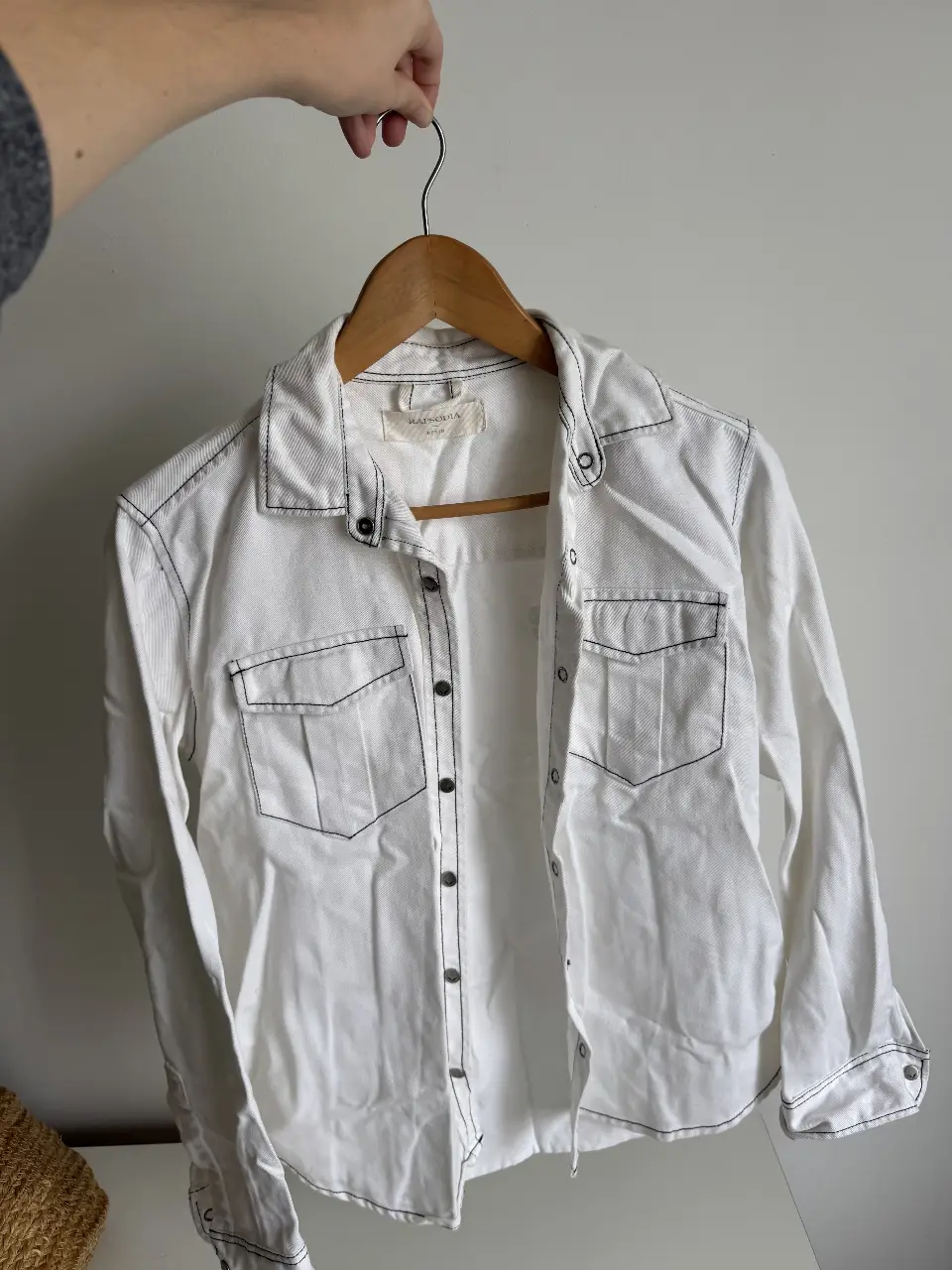 Camisa de jean blanca con costuras en contraste. Marca Rapsodia. La etiqueta dice talle M pero es más bien chica, pareciera más un XS