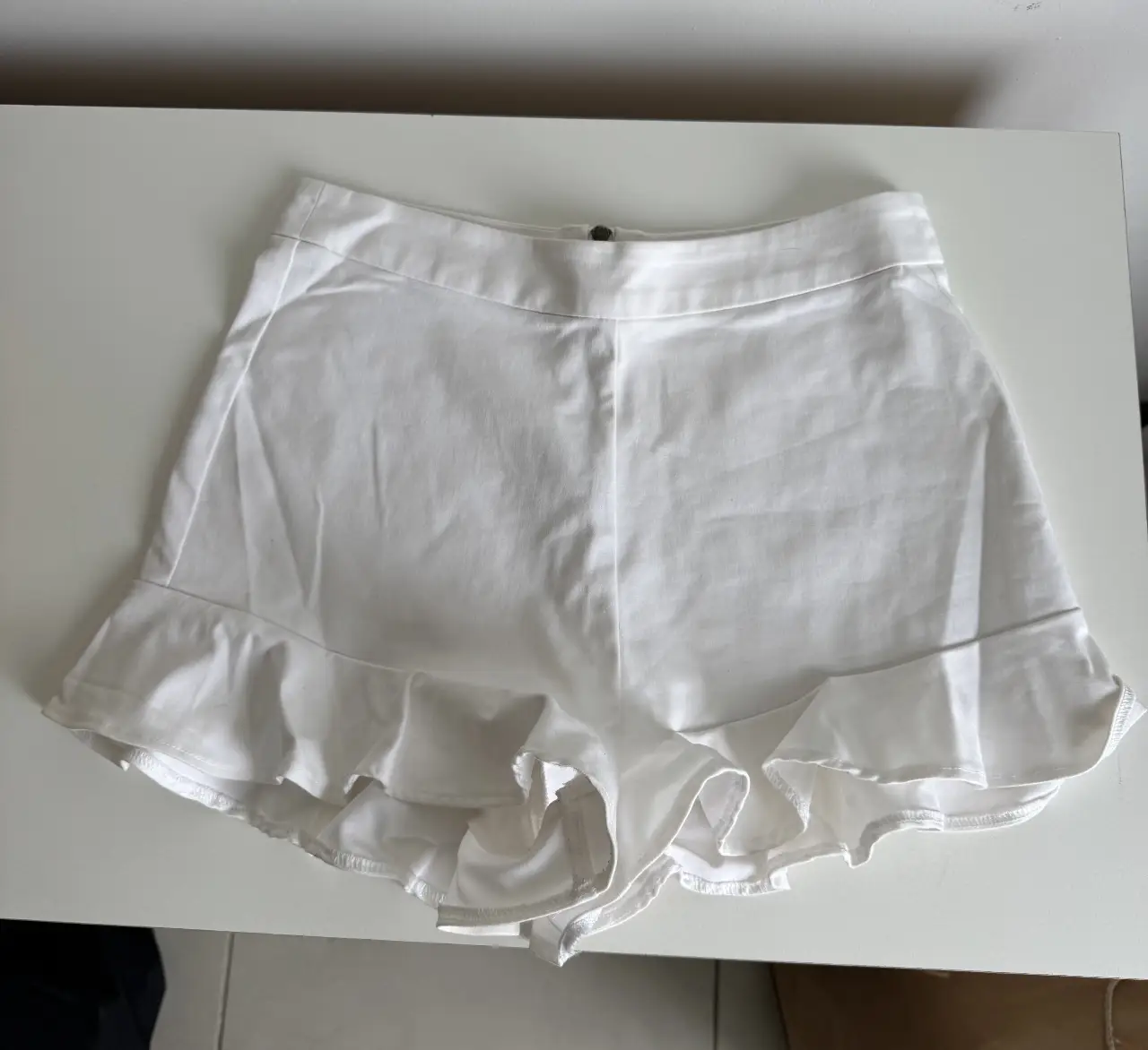 Short blanco tiro alto con volados en el borde inferior. Cierre en la parte trasera. Marca Zara Trafaluc Collection. Talle S.