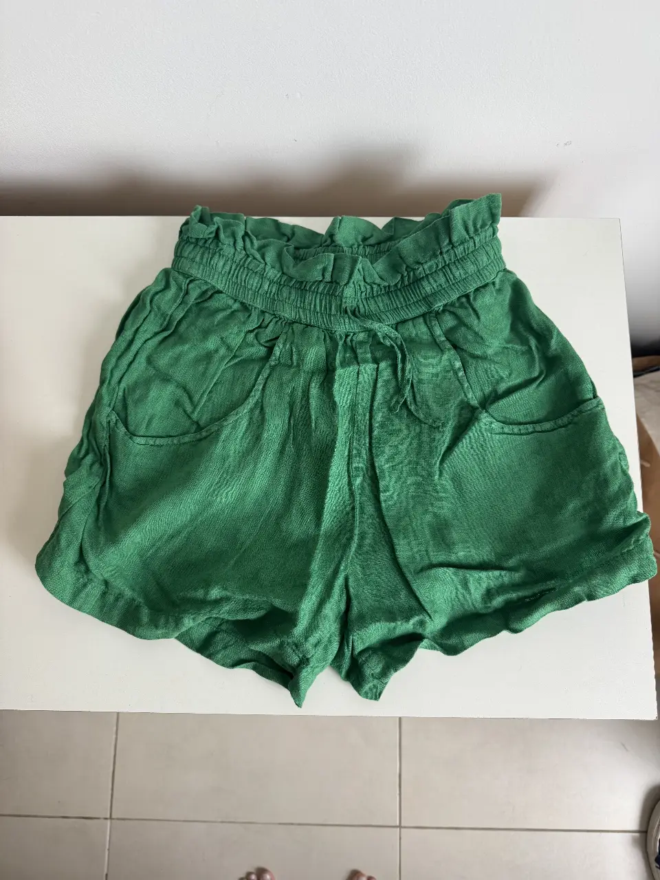 Short de lino verde de mujer, tiro alto, con cintura elastizada y bolsillos.