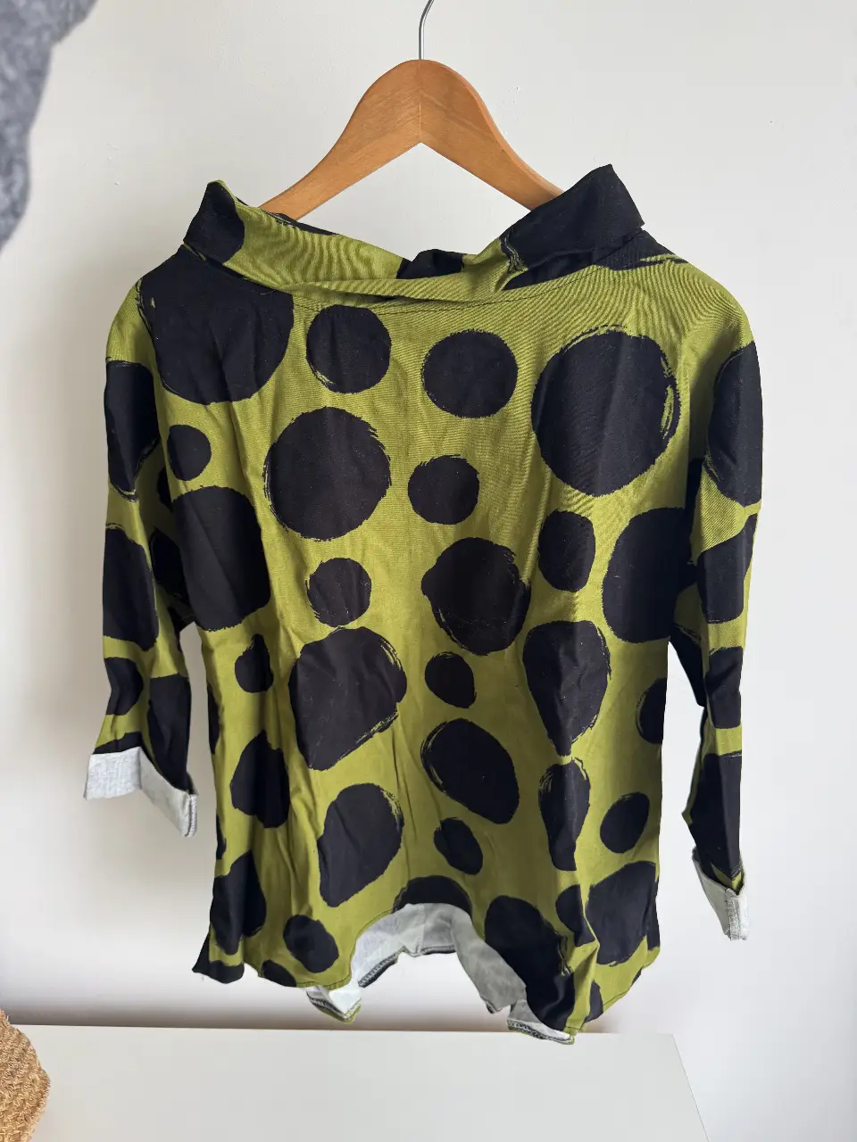 Blusa de mujer con estampado de lunares grandes en verde y negro. Manga 3/4. Cuello alto tipo bote. Diseño italiano