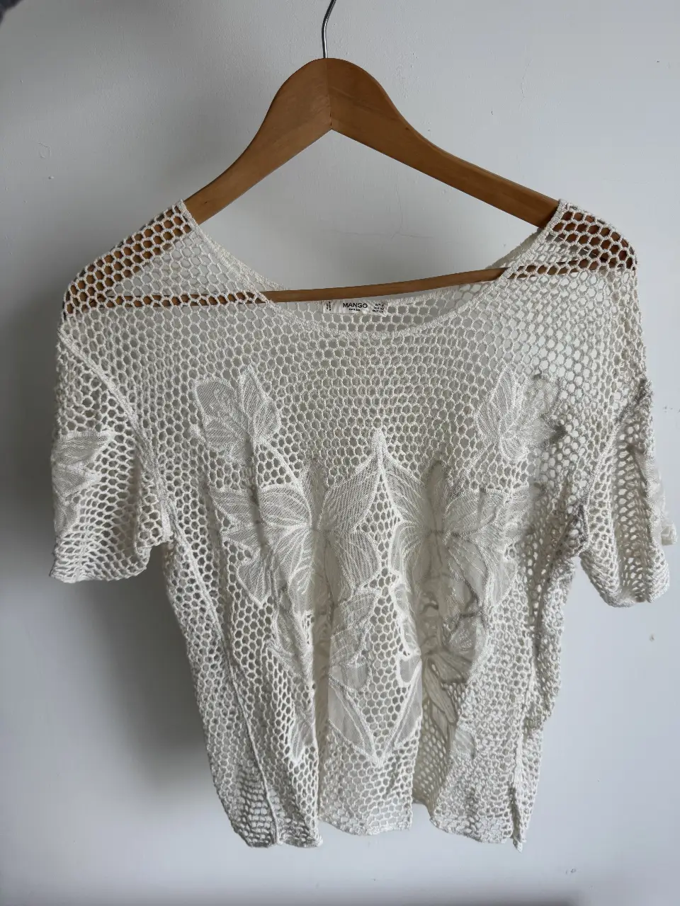 Blusa de encaje blanca de la marca Mango, ideal para un look casual y fresco. Perfecta para el verano.