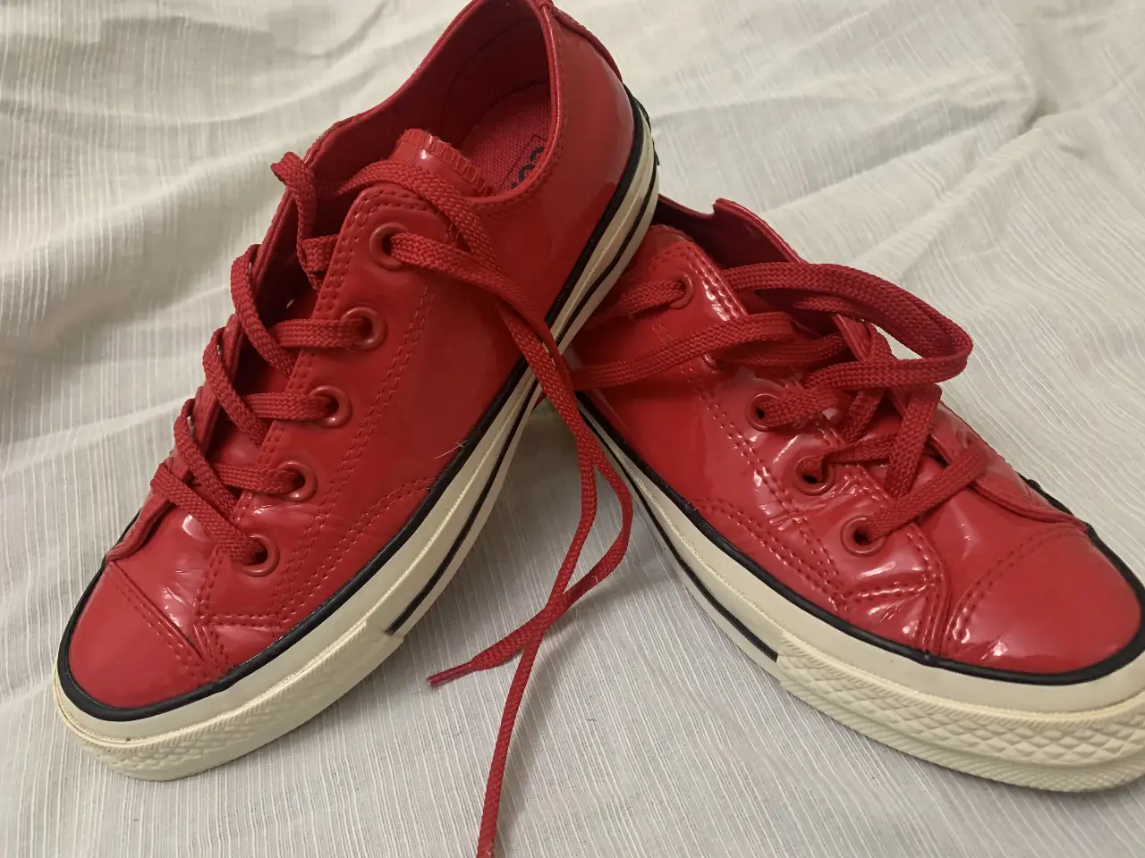 Zapatillas Converse rojas de charol, ideales para un look casual y moderno. Con su diseño clásico y suela de goma, son perfectas para el día a día.