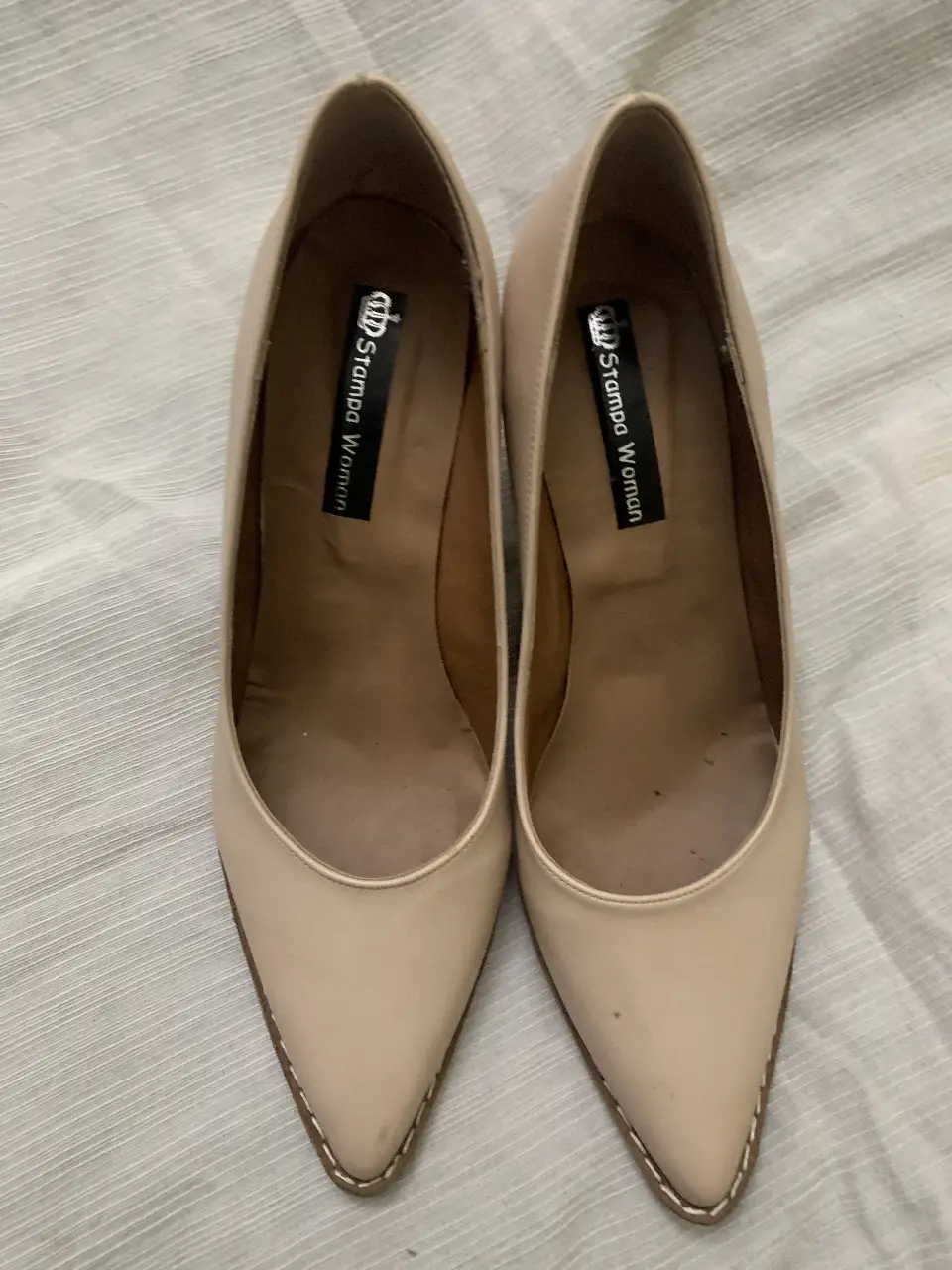 Elegantes zapatos de tacón alto color crema, ideales para eventos formales o para darle un toque sofisticado a cualquier look. Con punta fina y un diseño clásico, estos zapatos son perfectos para mujeres que buscan estilo y comodidad.