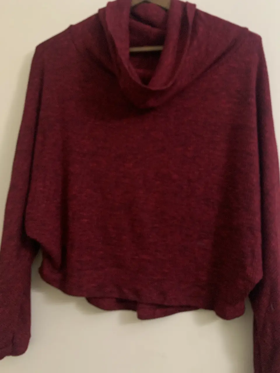 Sweater polera de mujer, color bordó. Ideal para el invierno, cómodo y abrigado.