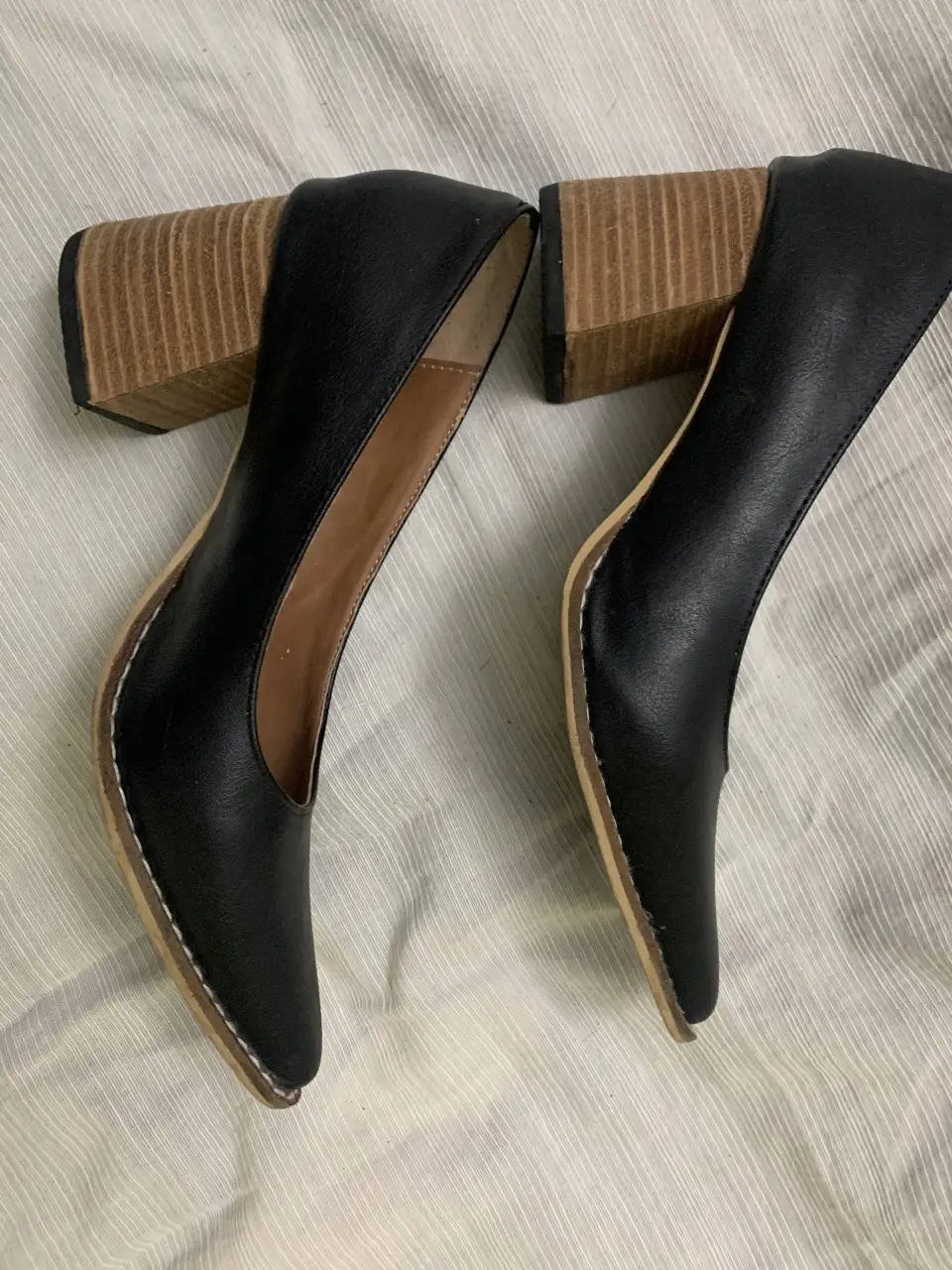 Elegantes zapatos de taco alto negros con taco de madera. Ideales para eventos formales o salidas nocturnas.