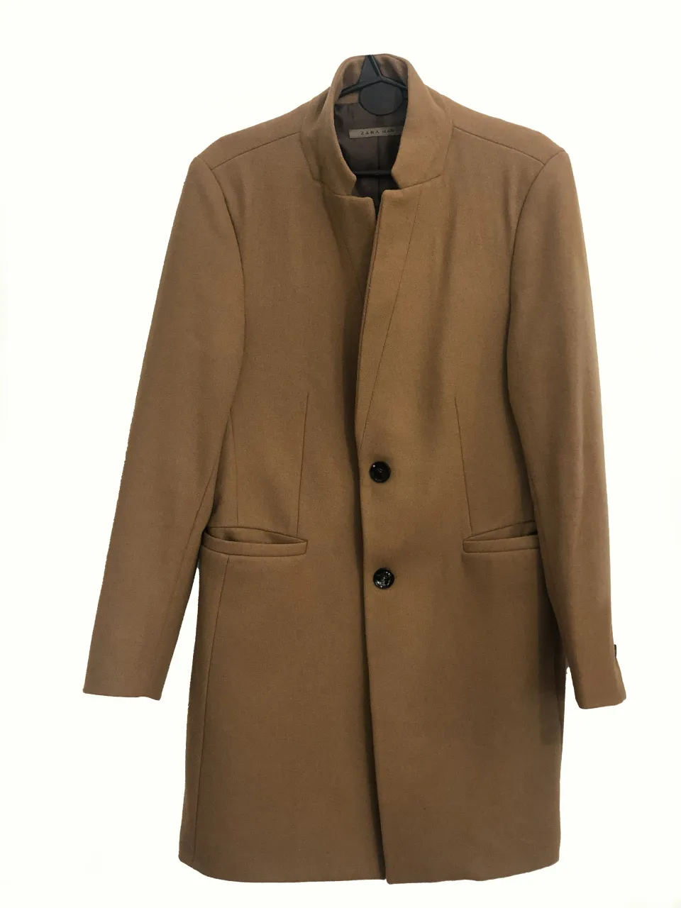 Tapado de paño color marrón Zara Men talle 40. Tiene cuello mao, dos botones al frente y bolsillos laterales con tapa. Excelente estado!!!
Medidas: ancho de pecho 50 cm, largo 95 cm, ancho de hombros 45 cm y largo de mangas 66 cm.