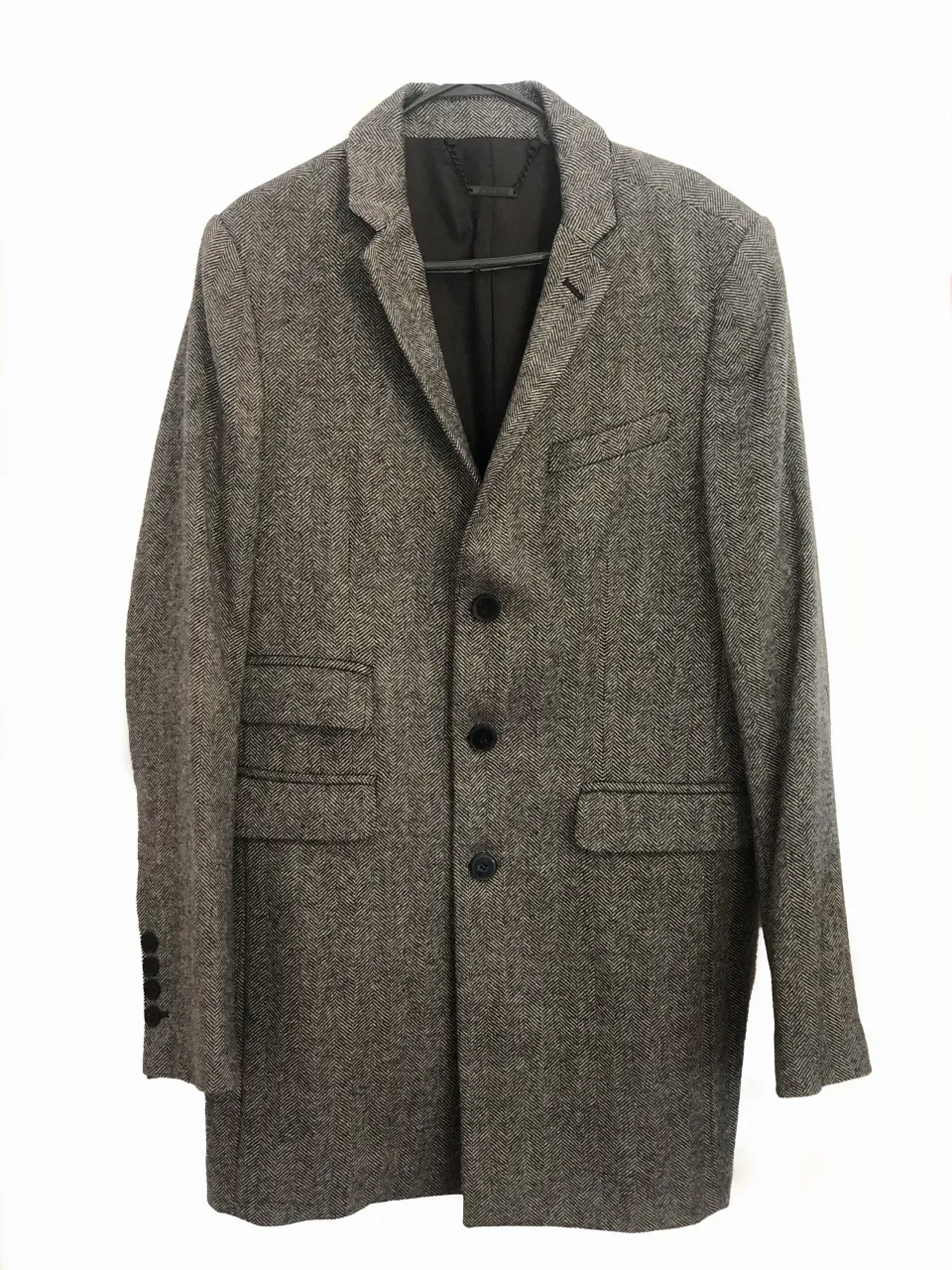 Tapado de paño gris con trama espigada y cuello negro Ay Not Dead talle 2. Posee tres botones al frente y dos bolsillos con tapa. Excelente estado!!! sin uso.
Medidas:  Ancho de pecho 51 cm, largo 86 cm, ancho de hombros 44 cm y largo de manga 68 cm.