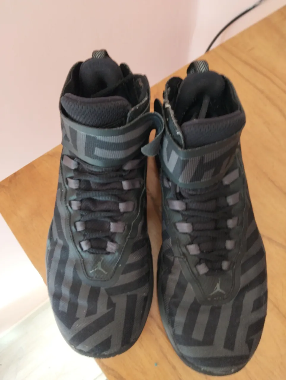 Zapatillas Jordan negras con diseño geométrico. Talle 8 US. Ideales para un look deportivo y urbano.