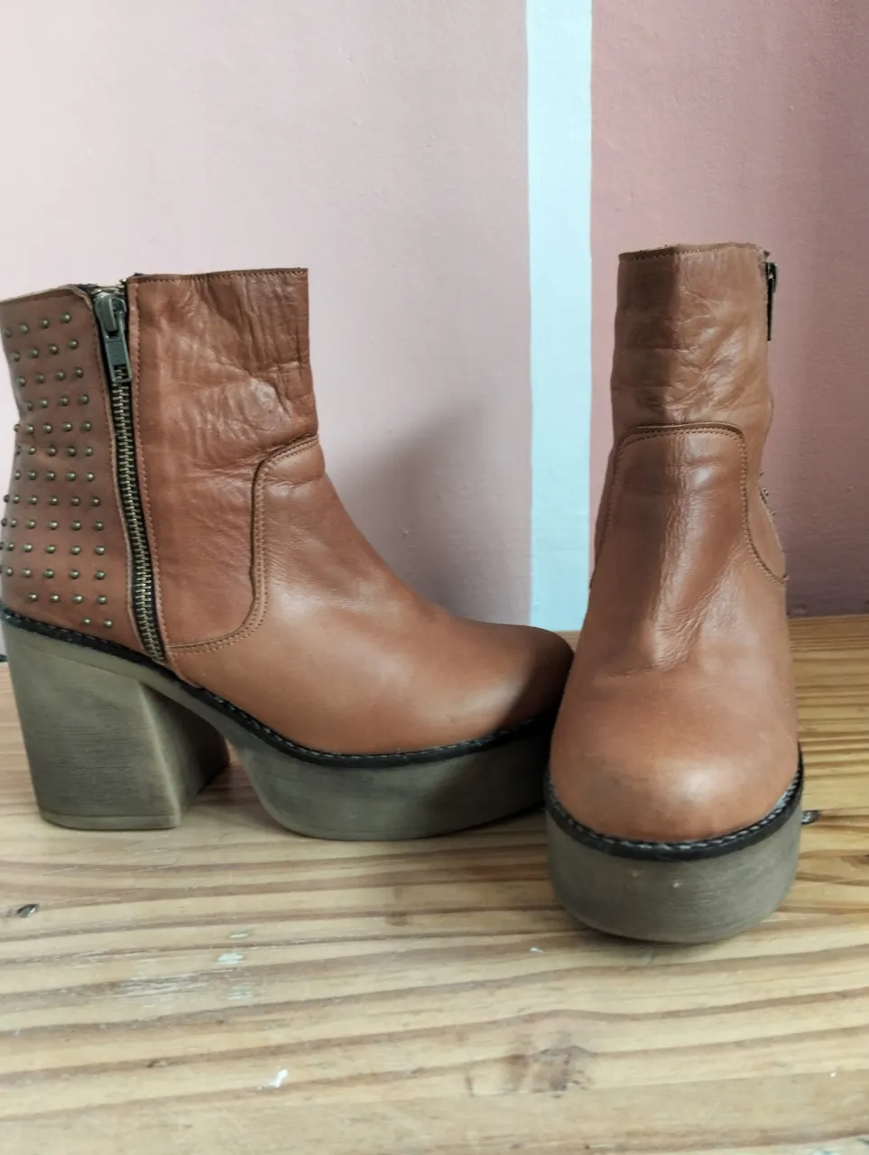 Botines de cuero marrón con plataforma y detalles de tachas. Cierre lateral y taco ancho.