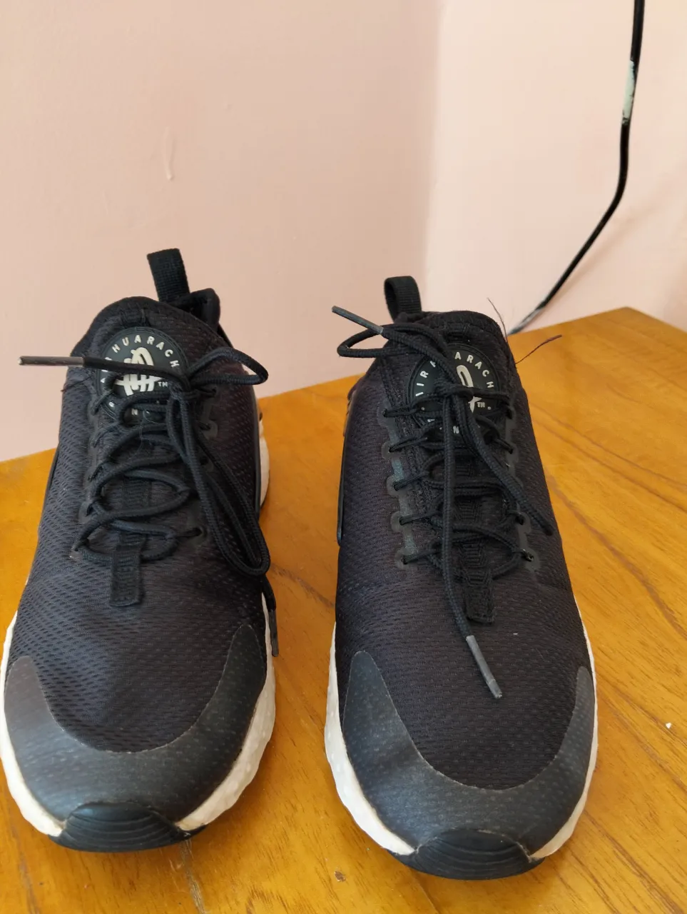Zapatillas deportivas negras con detalles blancos. Ideales para running o uso diario. Diseño moderno y cómodo.