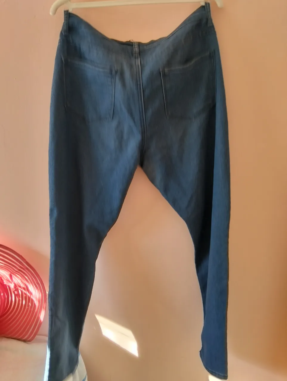 Jeans de mujer tiro alto, color azul. Corte clásico y versátil, ideal para cualquier ocasión.