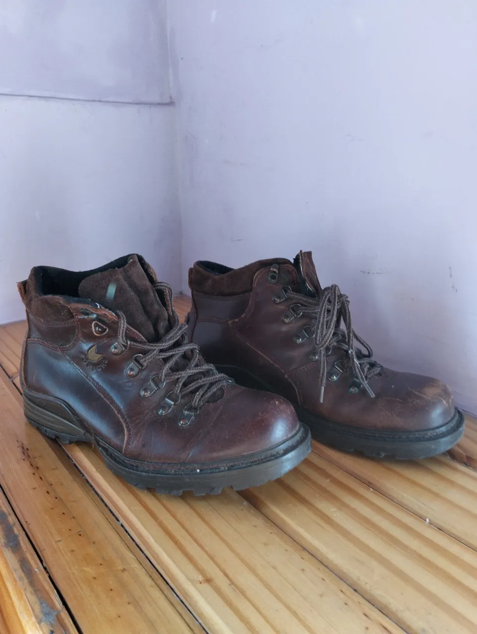 Botas de cuero marrones, ideales para el frío y la montaña. Con cordones para un ajuste perfecto y suela reforzada para mayor agarre. Perfectas para aventuras al aire libre.