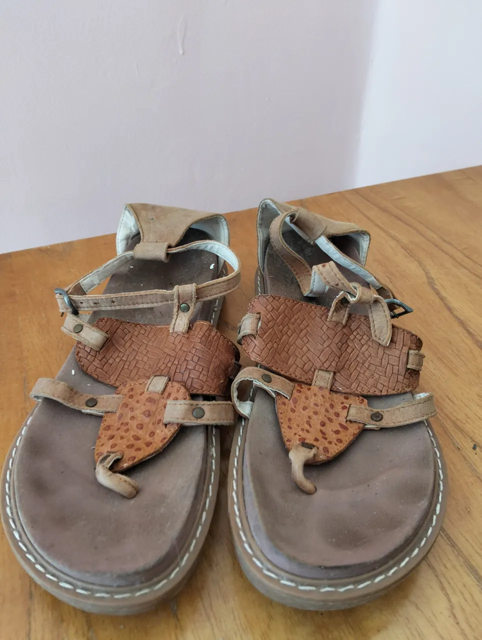 Sandalias de cuero marrón con detalles artesanales y diseño único. Ideales para un look casual y cómodo.