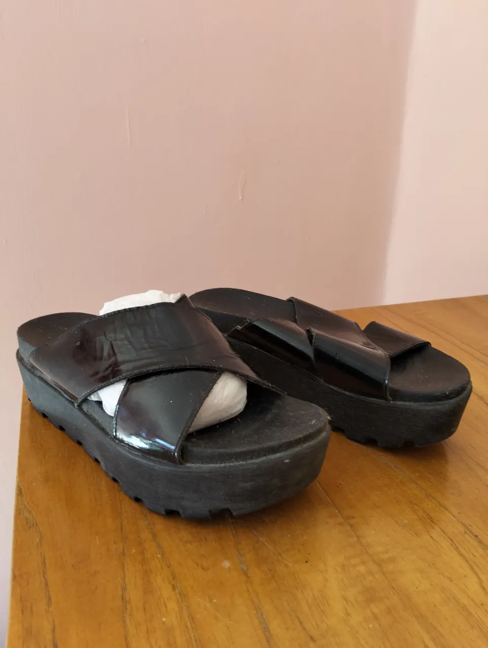 Sandalias negras de plataforma con diseño cruzado en la capellada. Ideales para un look moderno y cómodo.